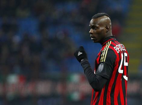 La palla entra, Mario Balotelli abbozza l'esultanza. LaPresse